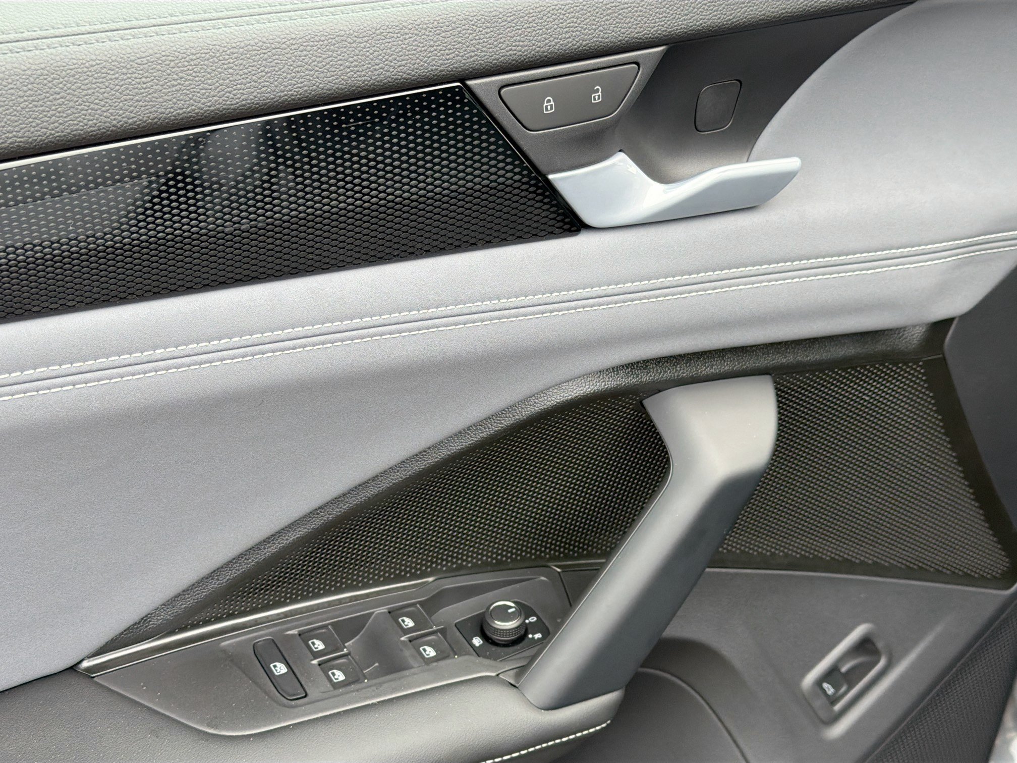 New 2026 Volkswagen Tiguan SE R-Line FWD image 23