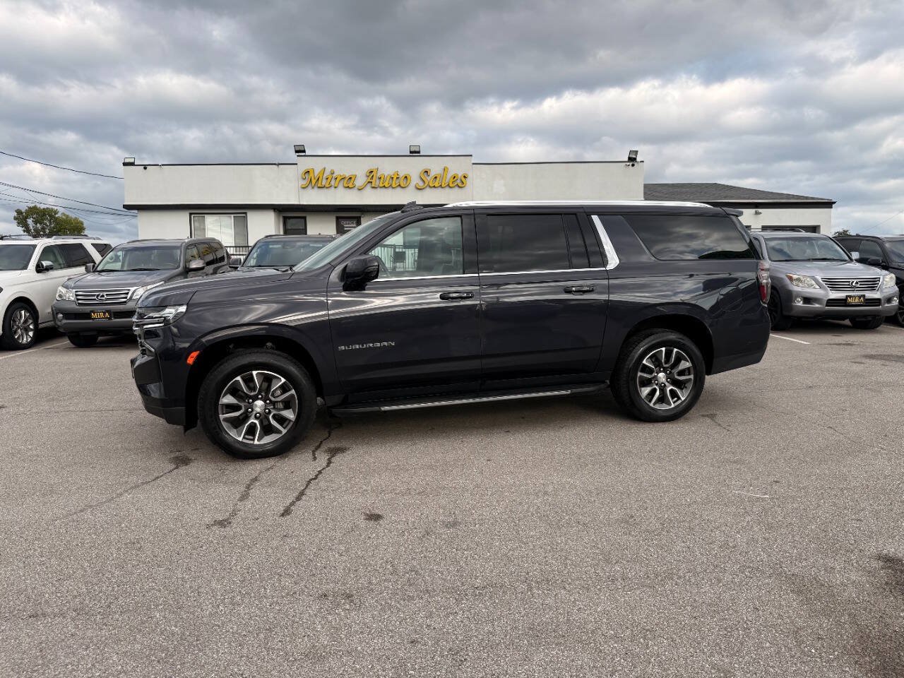 Used 2023 Chevrolet Suburban LT w/ Luxury Package AWD/4WD image 1