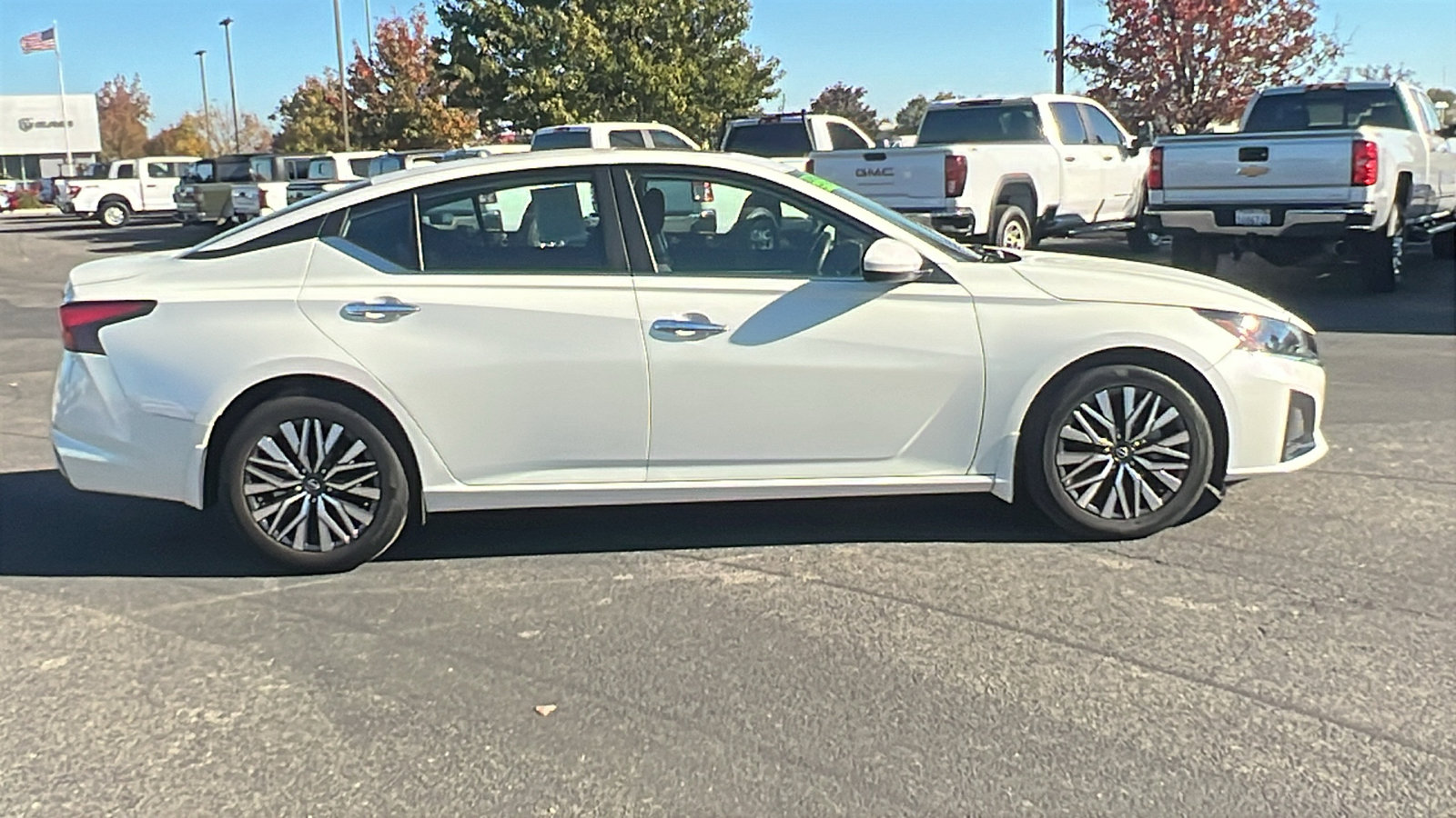 Used 2023 Nissan Altima 2.5 SV w/ SV Premium Package image 2