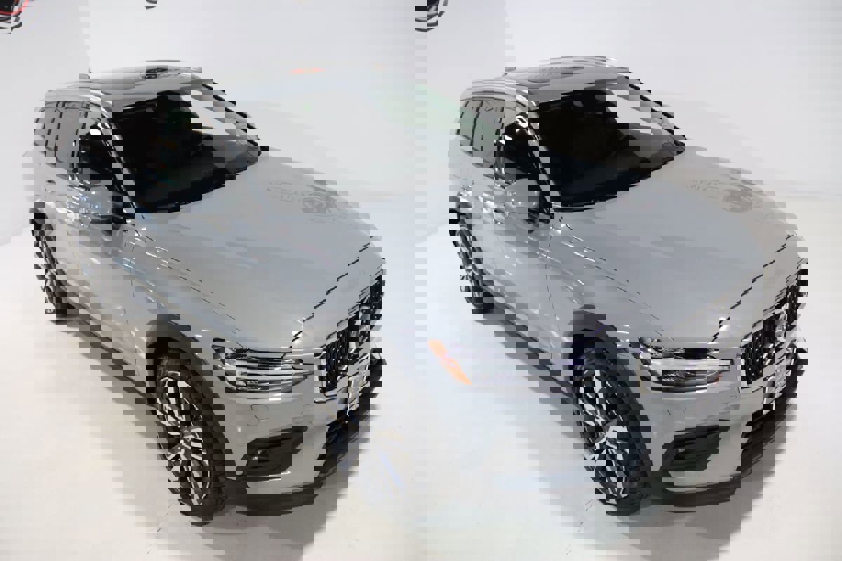 Used 2025 Volvo V60 B5 Cross Country Plus image 18