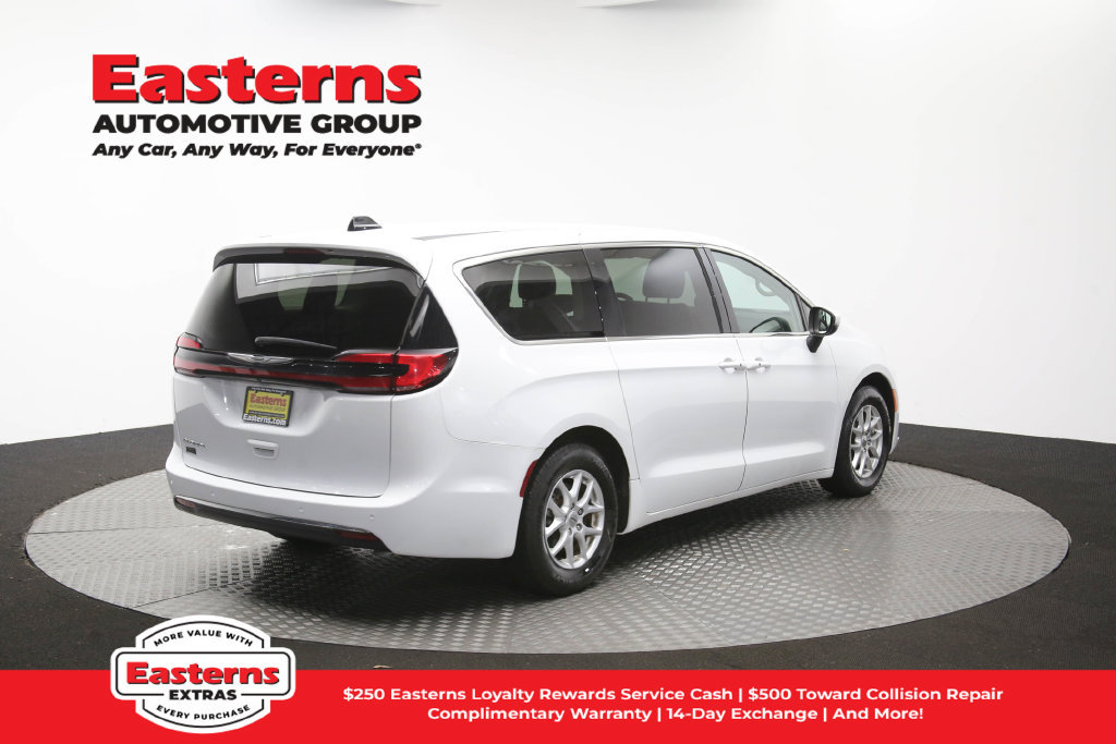 Used 2023 Chrysler Pacifica Touring-L FWD image 43