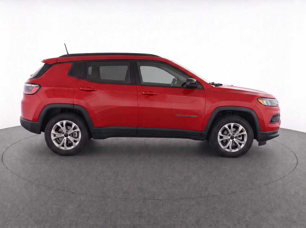 Used 2025 Jeep Compass Latitude w/ Sun & Sound Group AWD/4WD image 10