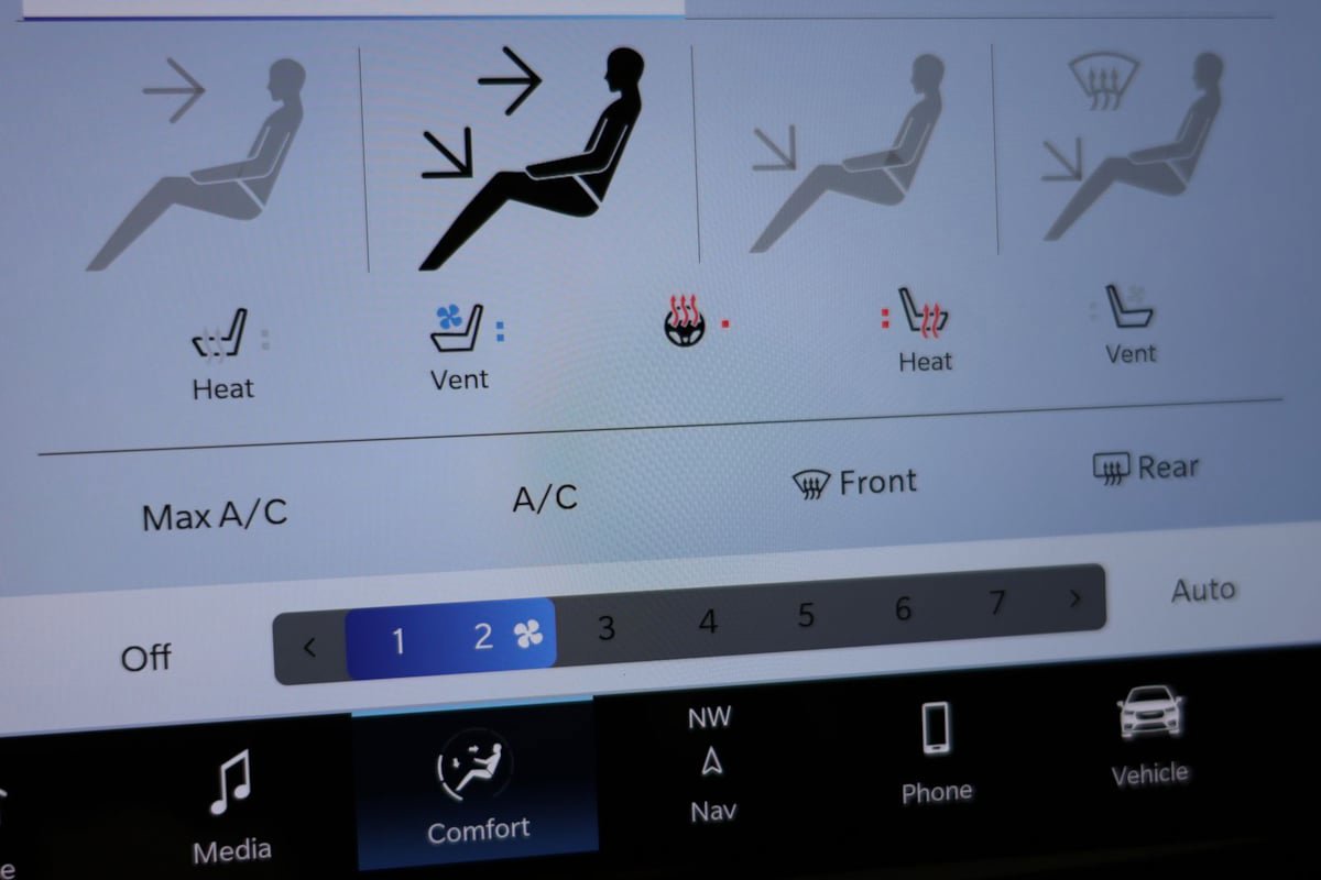 Used 2024 Chrysler Pacifica Limited FWD image 9