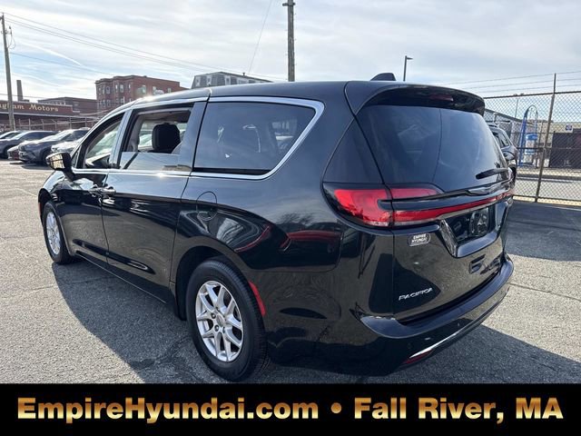 Used 2023 Chrysler Pacifica Touring-L image 9