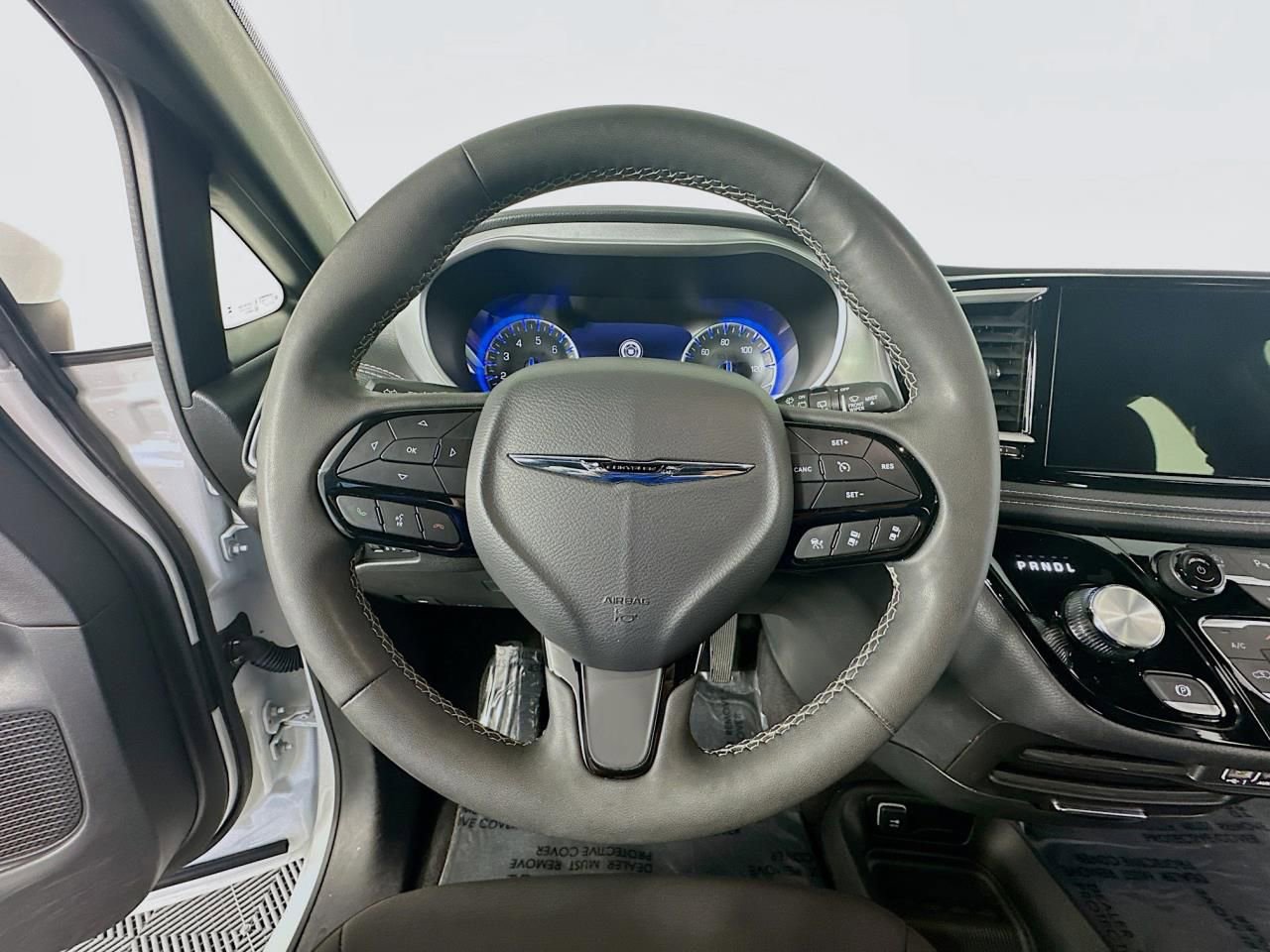 Used 2023 Chrysler Pacifica Touring image 11