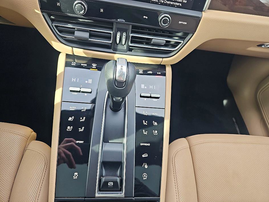 Used 2024 Porsche Macan image 25