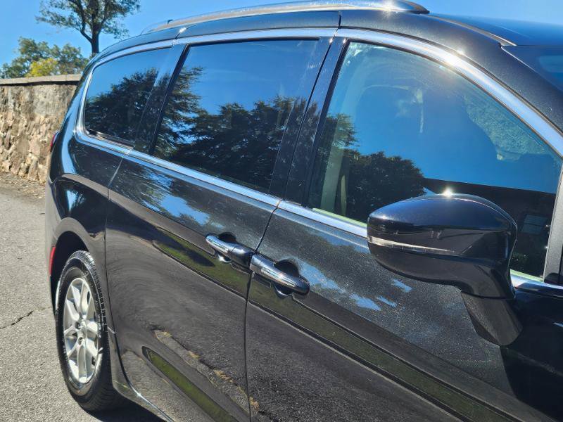 Used 2021 Chrysler Pacifica Touring-L FWD image 18