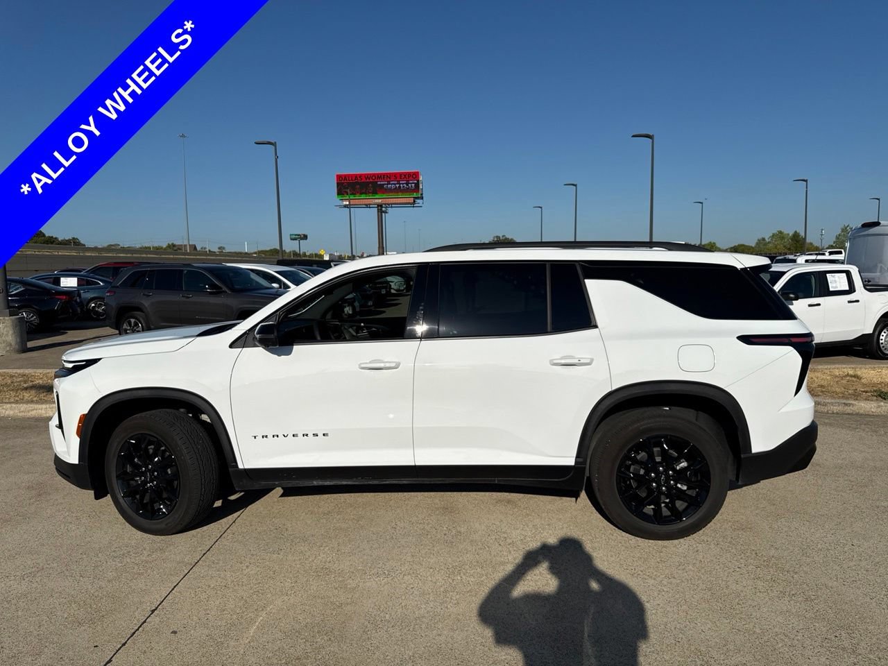 Used 2025 Chevrolet Traverse LT w/ Midnight/Sport Edition FWD image 3