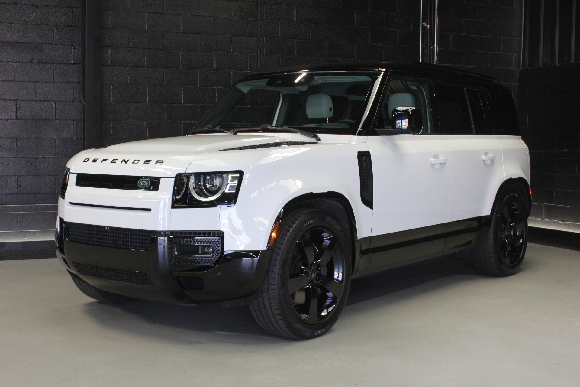 Used 2025 Land Rover Defender 110 X-Dynamic SE AWD/4WD image 4