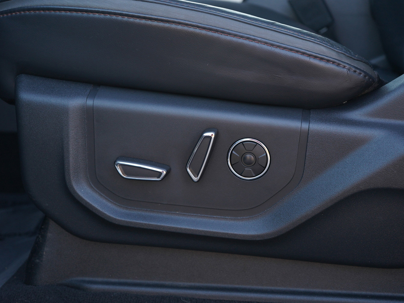 Used 2022 Ford F350 Platinum w/ FX4 Off-Road Package image 26