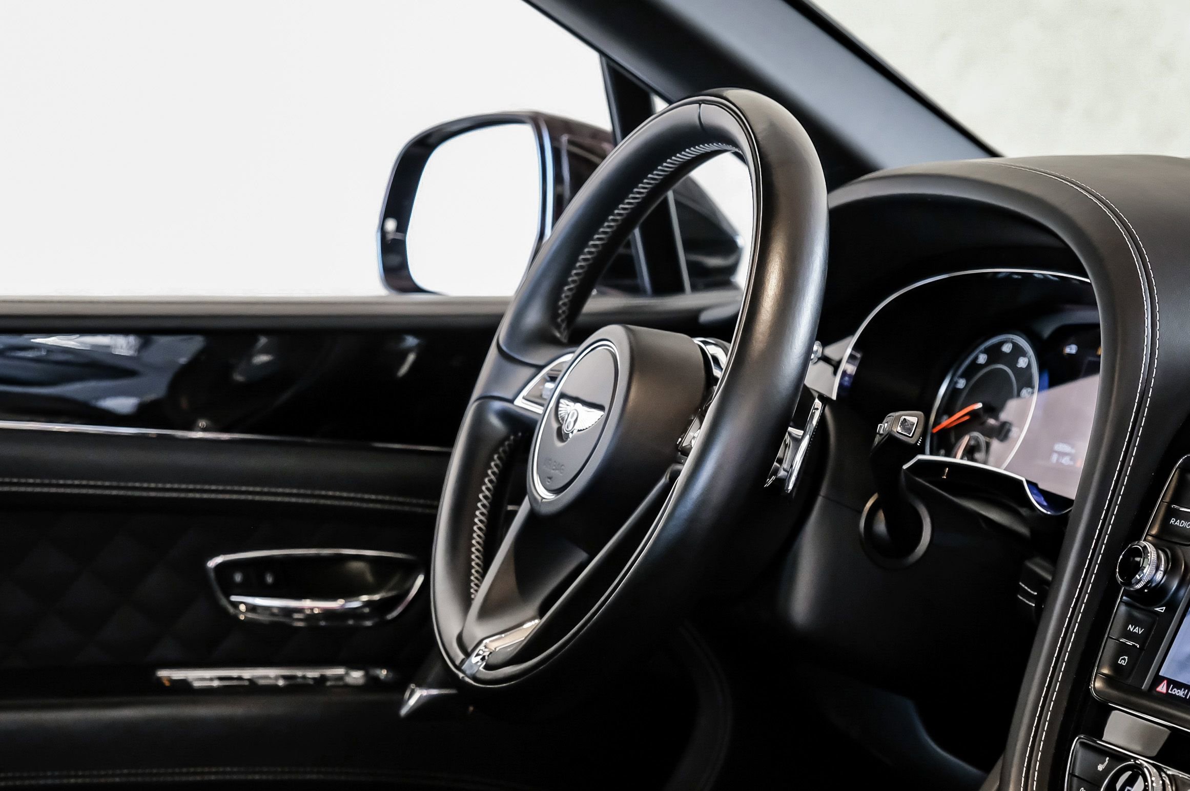 Used 2017 Bentley Bentayga image 12