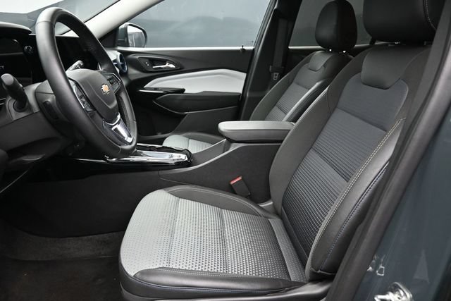 Used 2025 Chevrolet Trax LT w/ LT Convenience Package FWD image 12