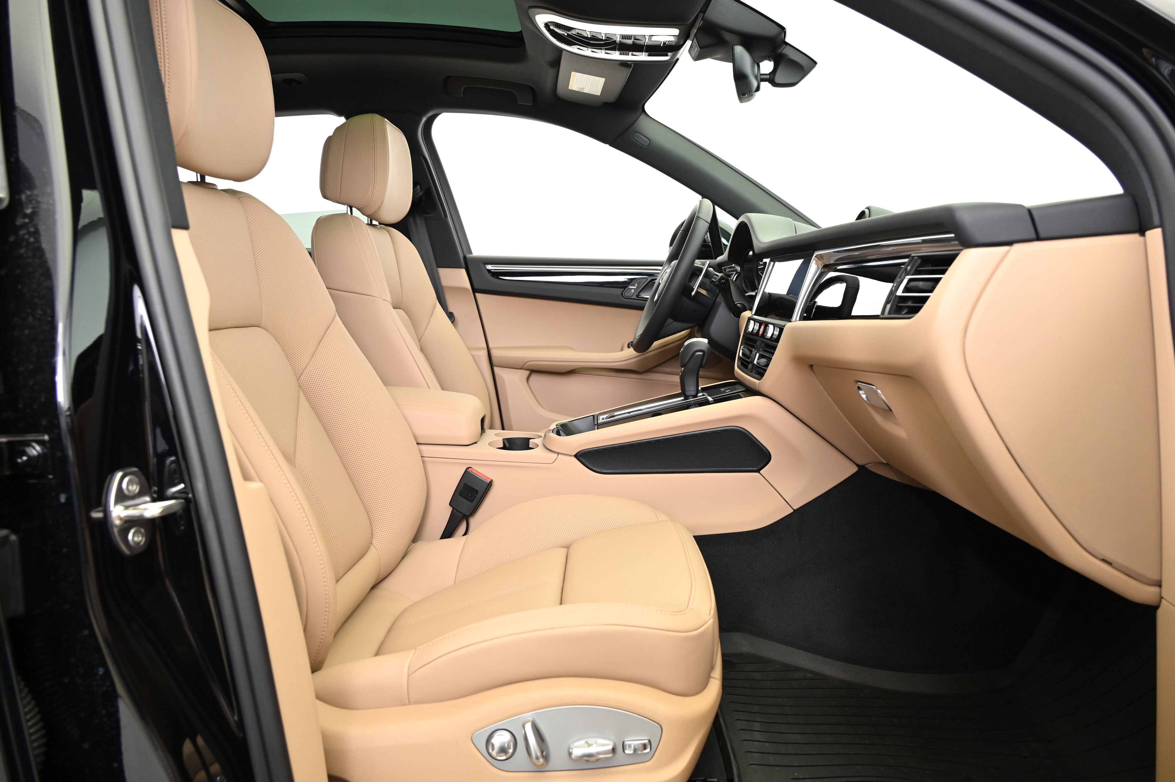 Certified 2025 Porsche Macan image 28