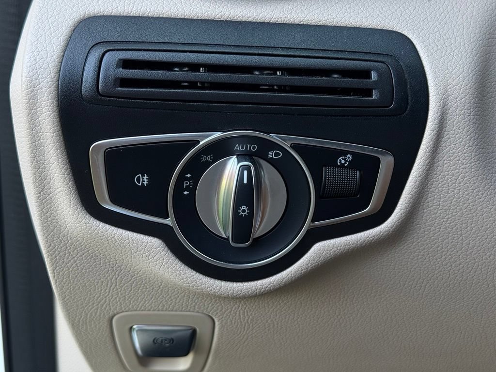 Used 2020 Mercedes-Benz GLC 300 4MATIC image 23