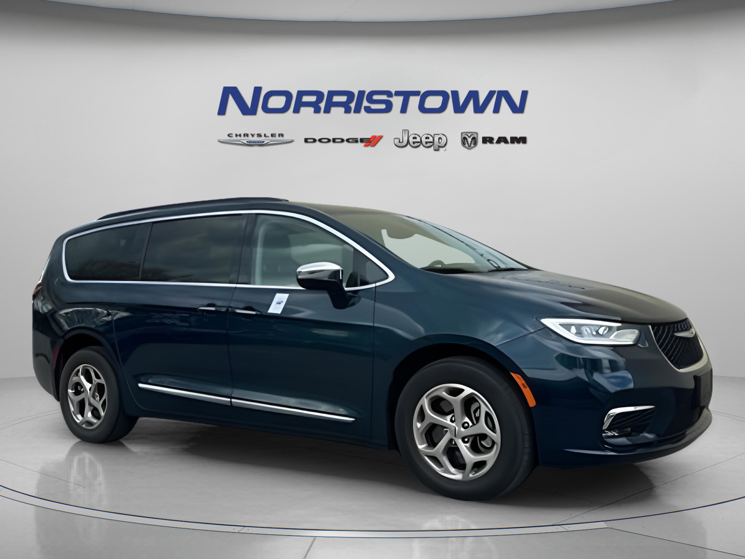 Used 2023 Chrysler Pacifica Limited AWD/4WD image 1
