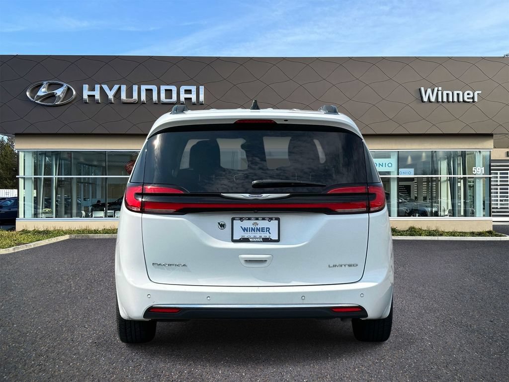 Used 2023 Chrysler Pacifica Limited FWD image 3