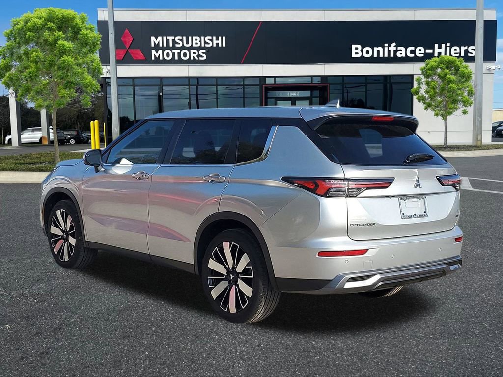 Used 2025 Mitsubishi Outlander SE image 3