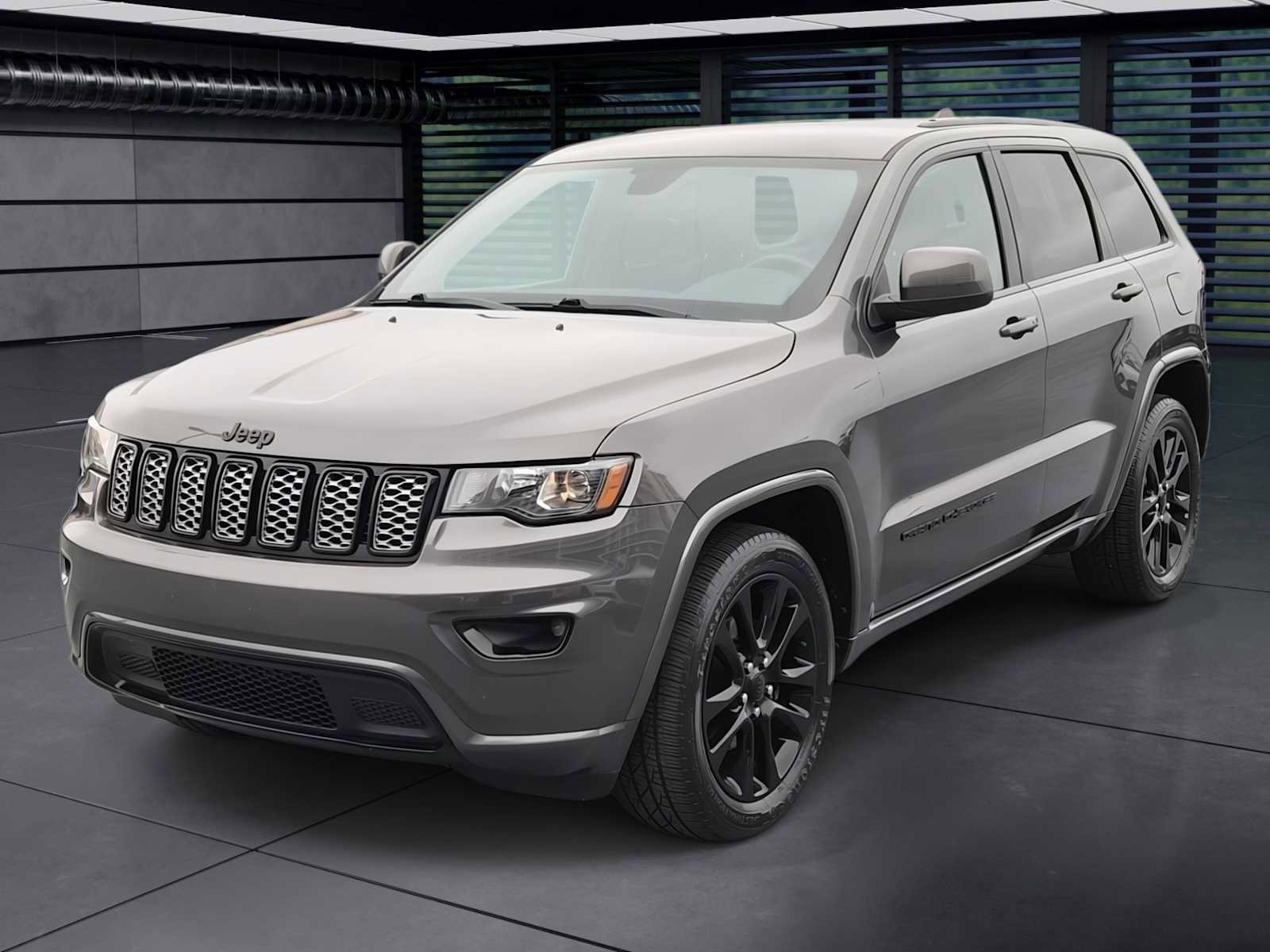 Used 2019 Jeep Grand Cherokee Altitude image 1
