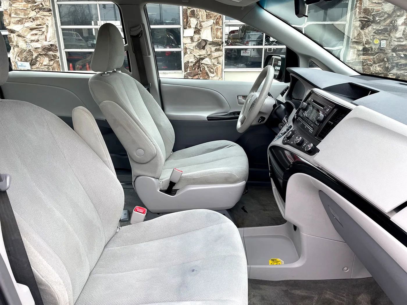Used 2012 Toyota Sienna w/ Towing Pkg FWD image 14