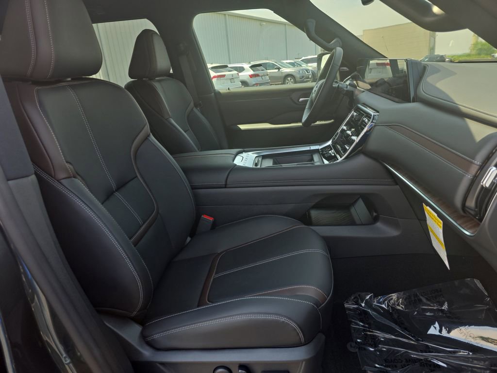New 2025 Nissan Armada SL w/ Captain's Chari Seat Package image 32