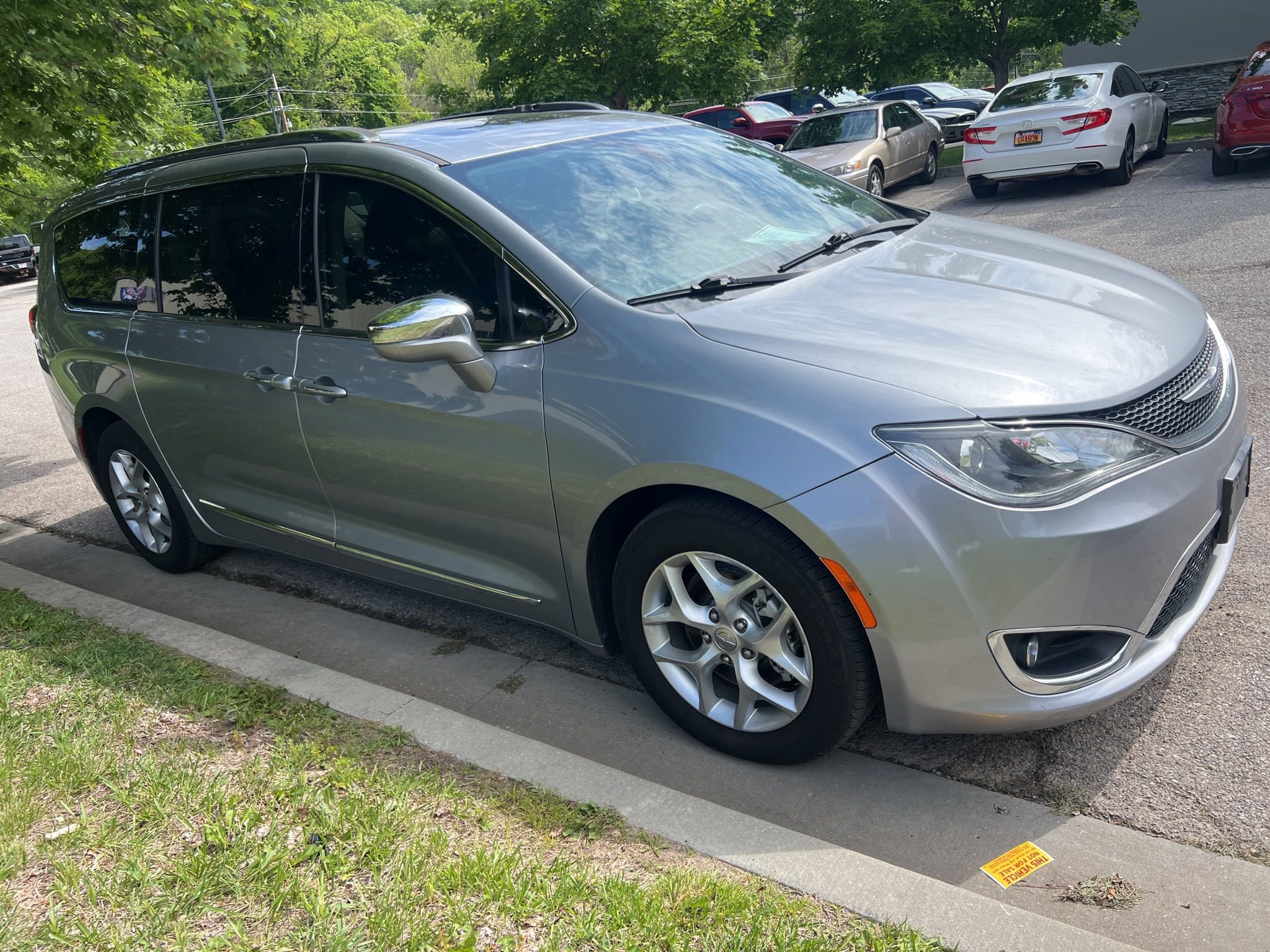 Used 2020 Chrysler Pacifica Limited FWD image 3