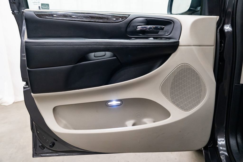 Used 2016 Dodge Grand Caravan American Value Package w/ UConnect Hands-Free Group FWD image 18