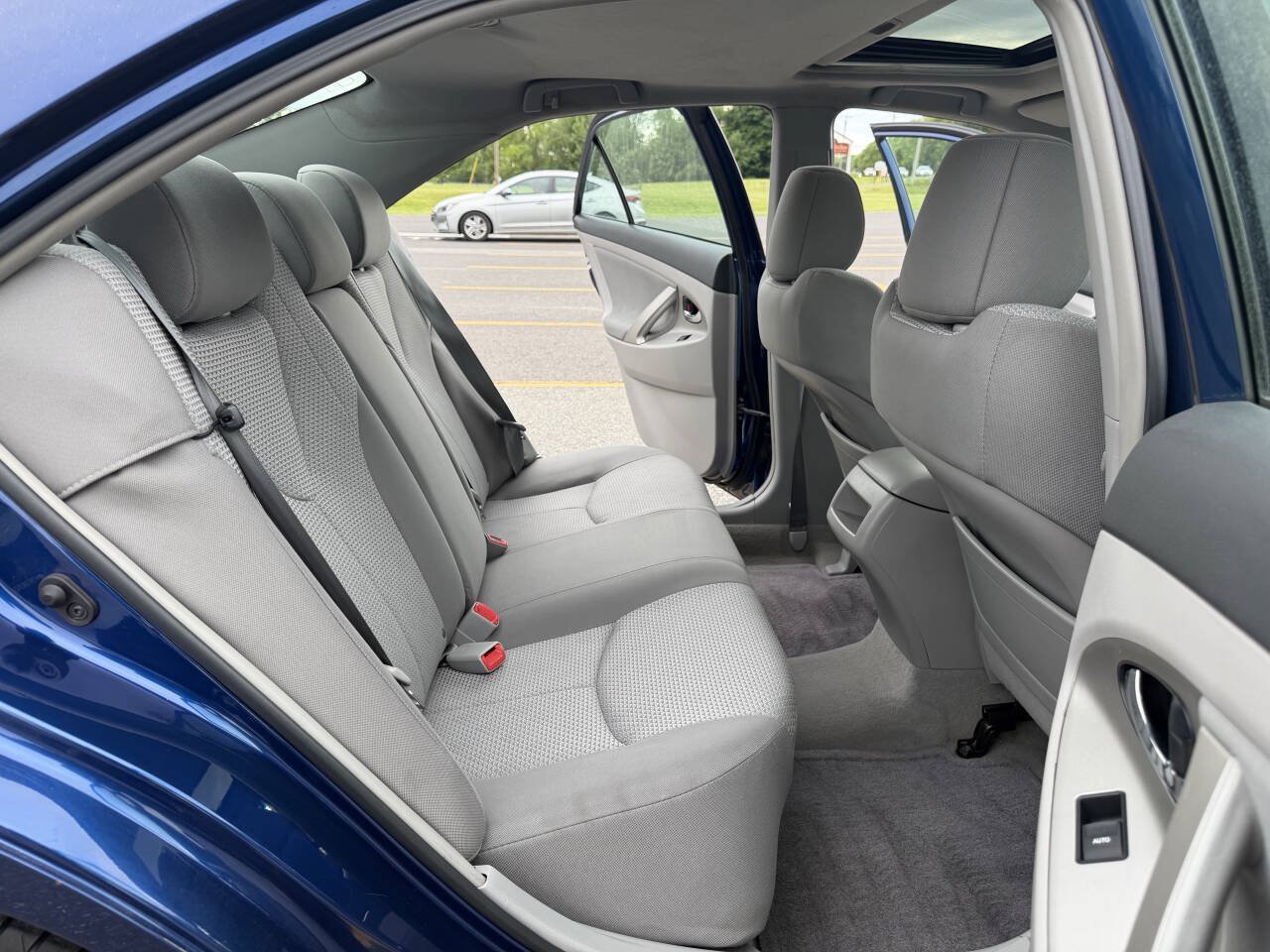 Used 2010 Toyota Camry SE FWD image 10