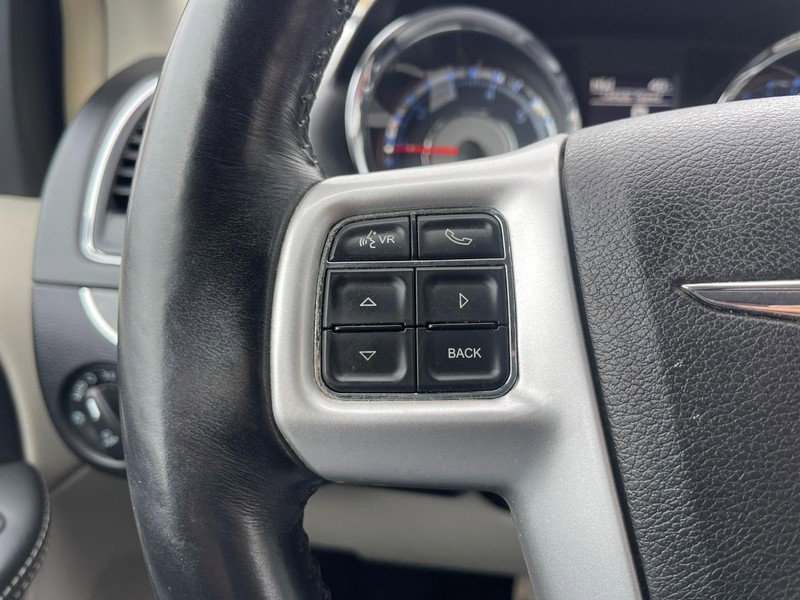 Used 2016 Chrysler Town & Country Touring w/ Driver Convenience Group image 24