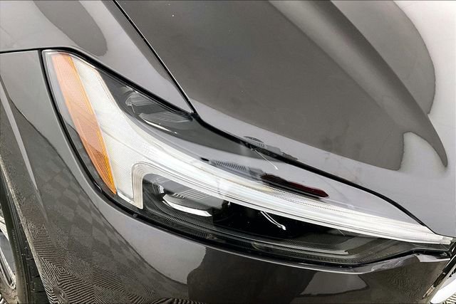 Used 2023 Volvo XC60 B5 Plus image 28