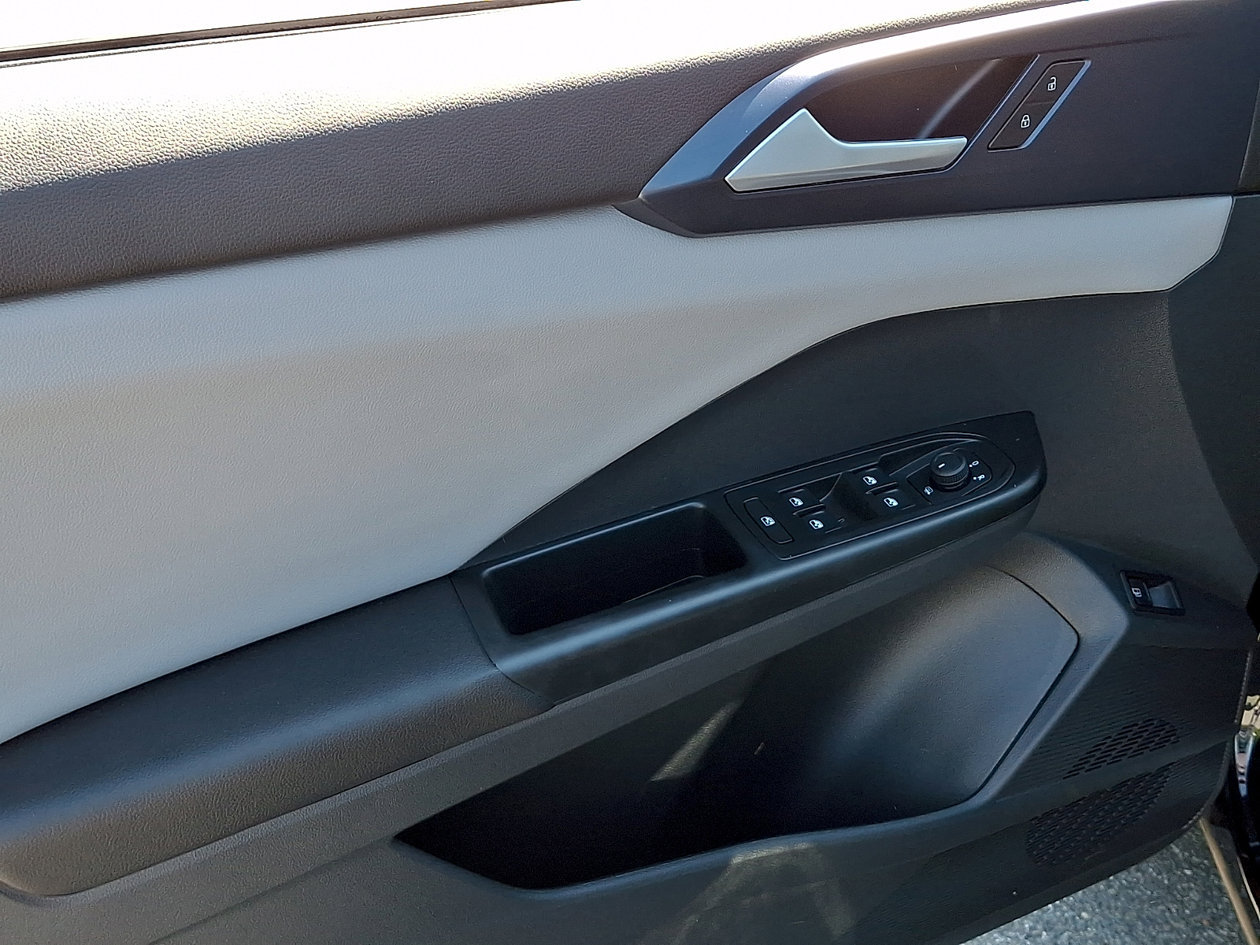 Certified 2023 Volkswagen Taos SE w/ Panoramic Sunroof Package FWD image 12