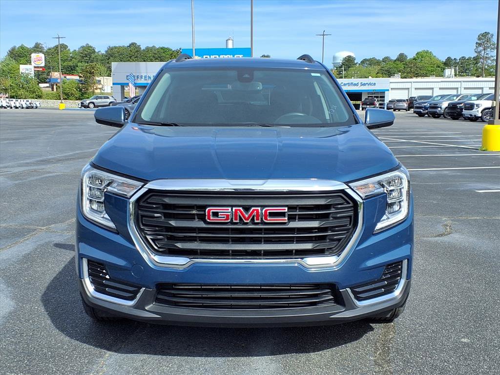 Used 2024 GMC Terrain SLE w/ Driver Convenience Package image 2