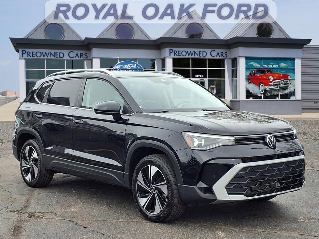 Used 2025 Volkswagen Taos SE AWD/4WD image 1
