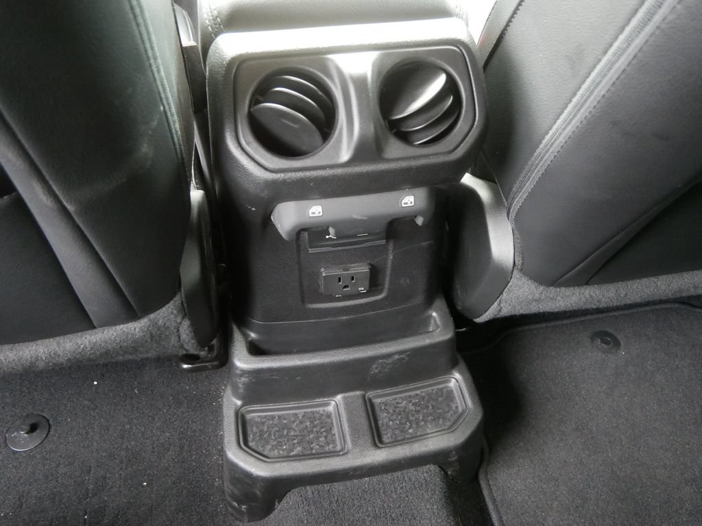 Used 2020 Jeep Wrangler Unlimited Sahara w/ Uconnect 4C Nav & Sound Group AWD/4WD image 19