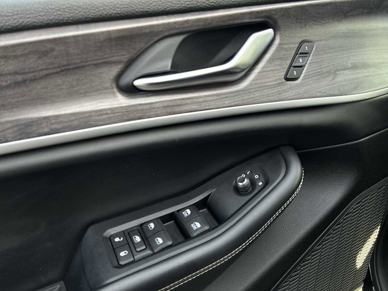 Used 2023 Jeep Grand Cherokee Limited image 24