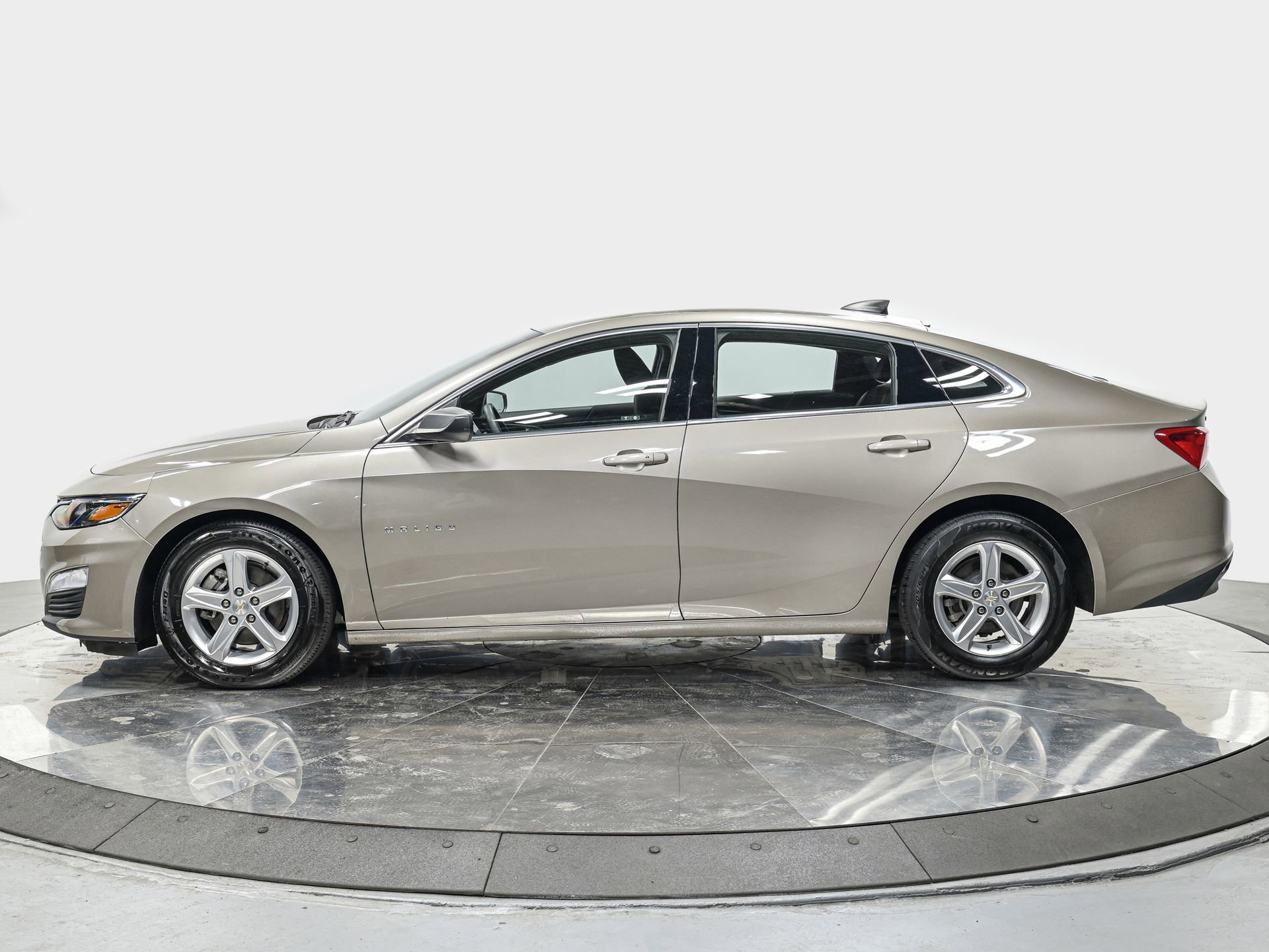 Used 2022 Chevrolet Malibu LS image 2