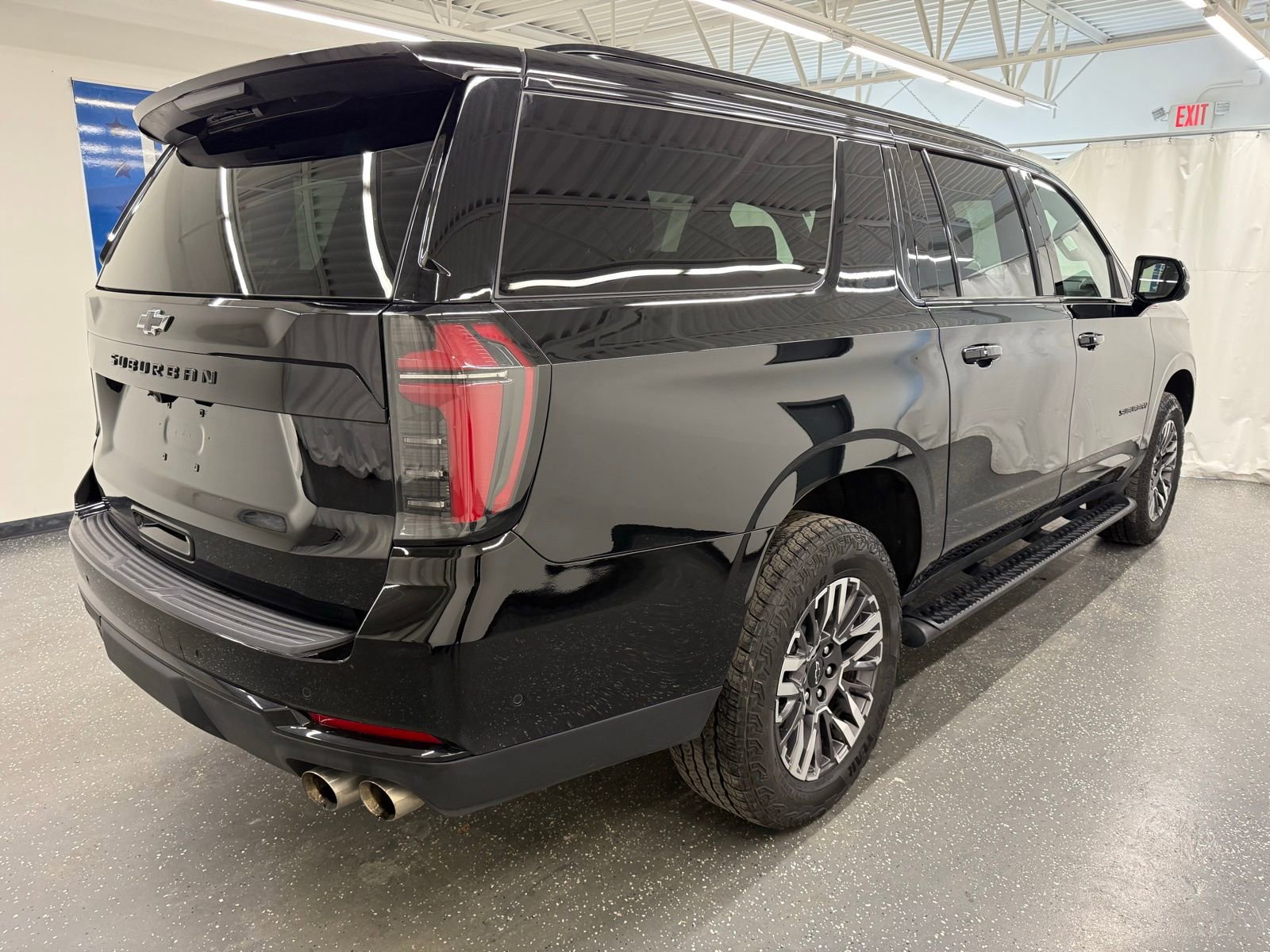 Used 2025 Chevrolet Suburban Z71 AWD/4WD image 2