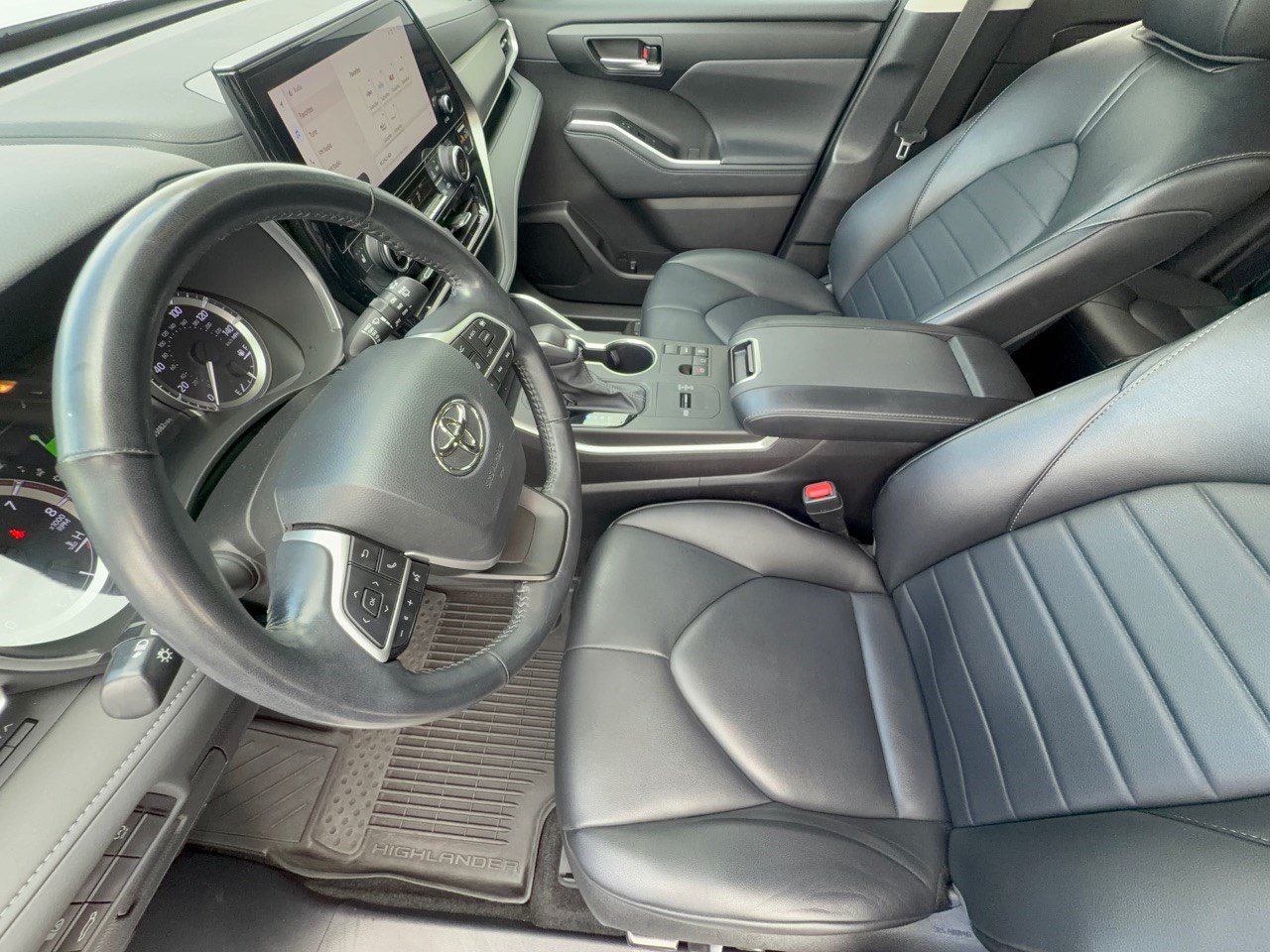 Used 2023 Toyota Highlander XLE FWD image 5