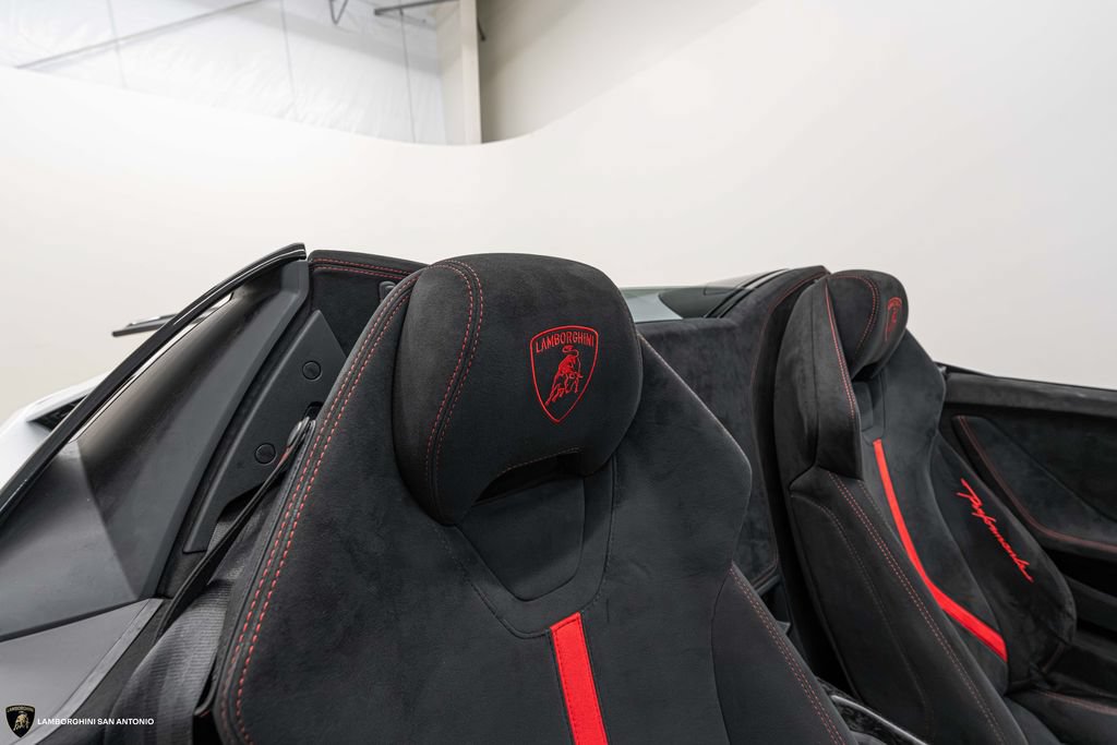 Used 2019 Lamborghini Huracan Performante AWD/4WD image 30