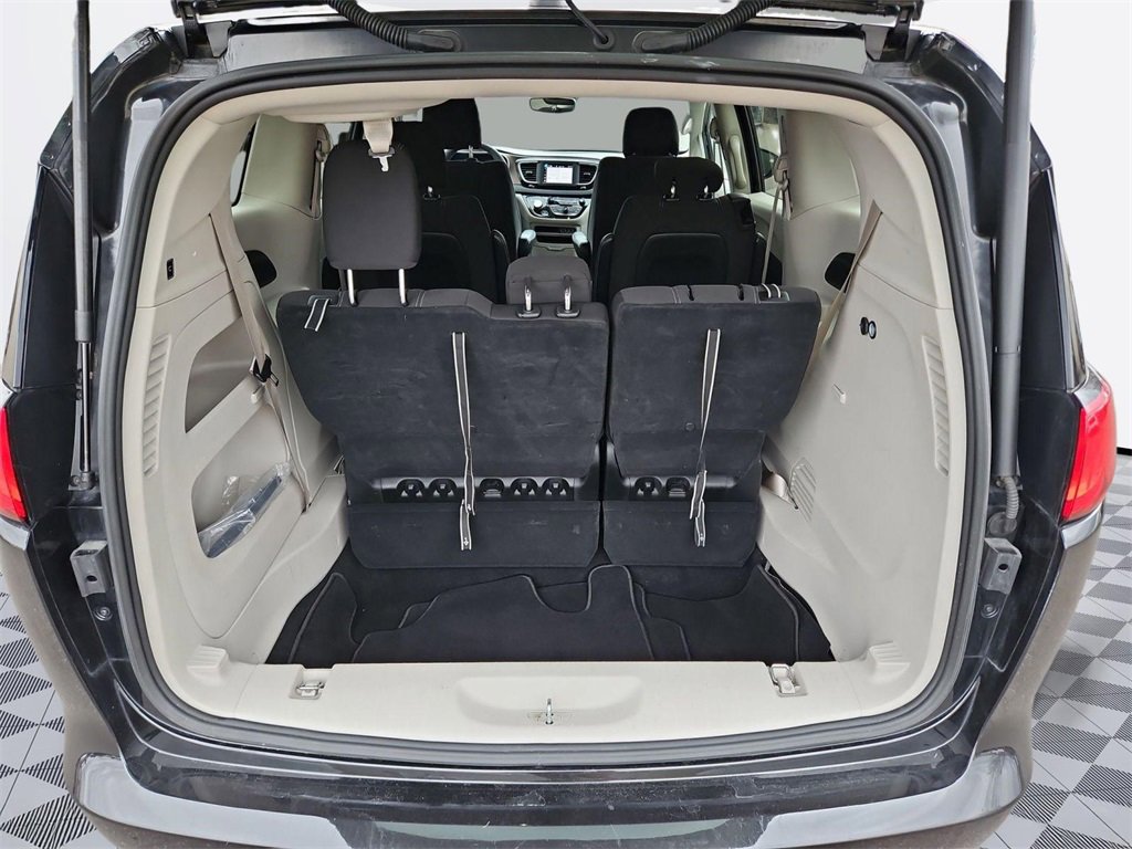 Used 2023 Chrysler Voyager LX image 23