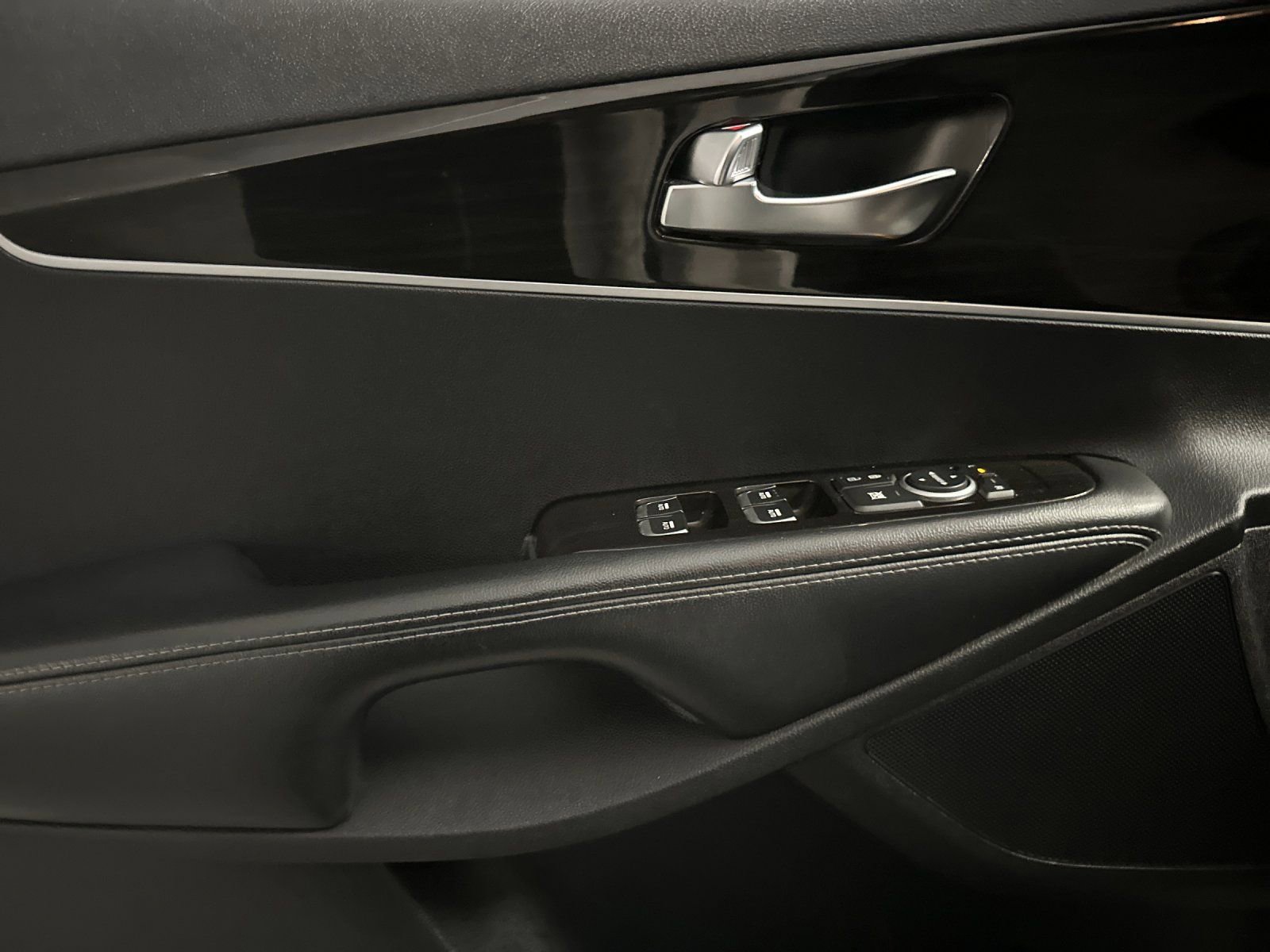 Used 2020 Kia Sorento S image 12