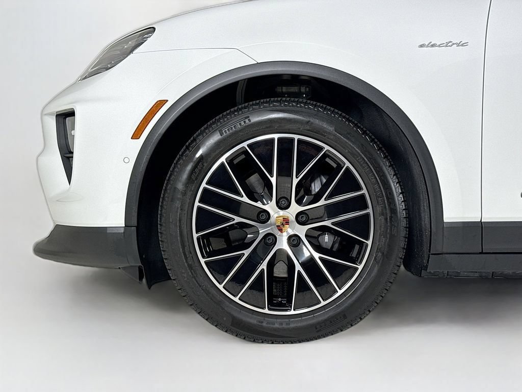 Certified 2025 Porsche Macan Electric RWD image 32