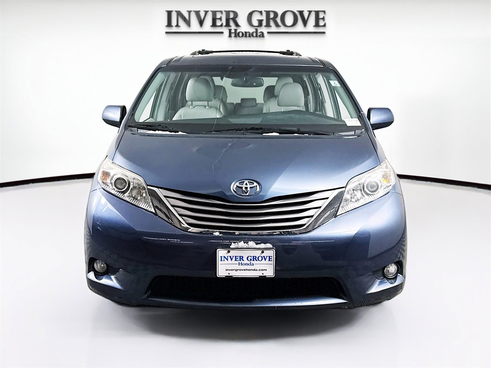 Used 2017 Toyota Sienna XLE image 2