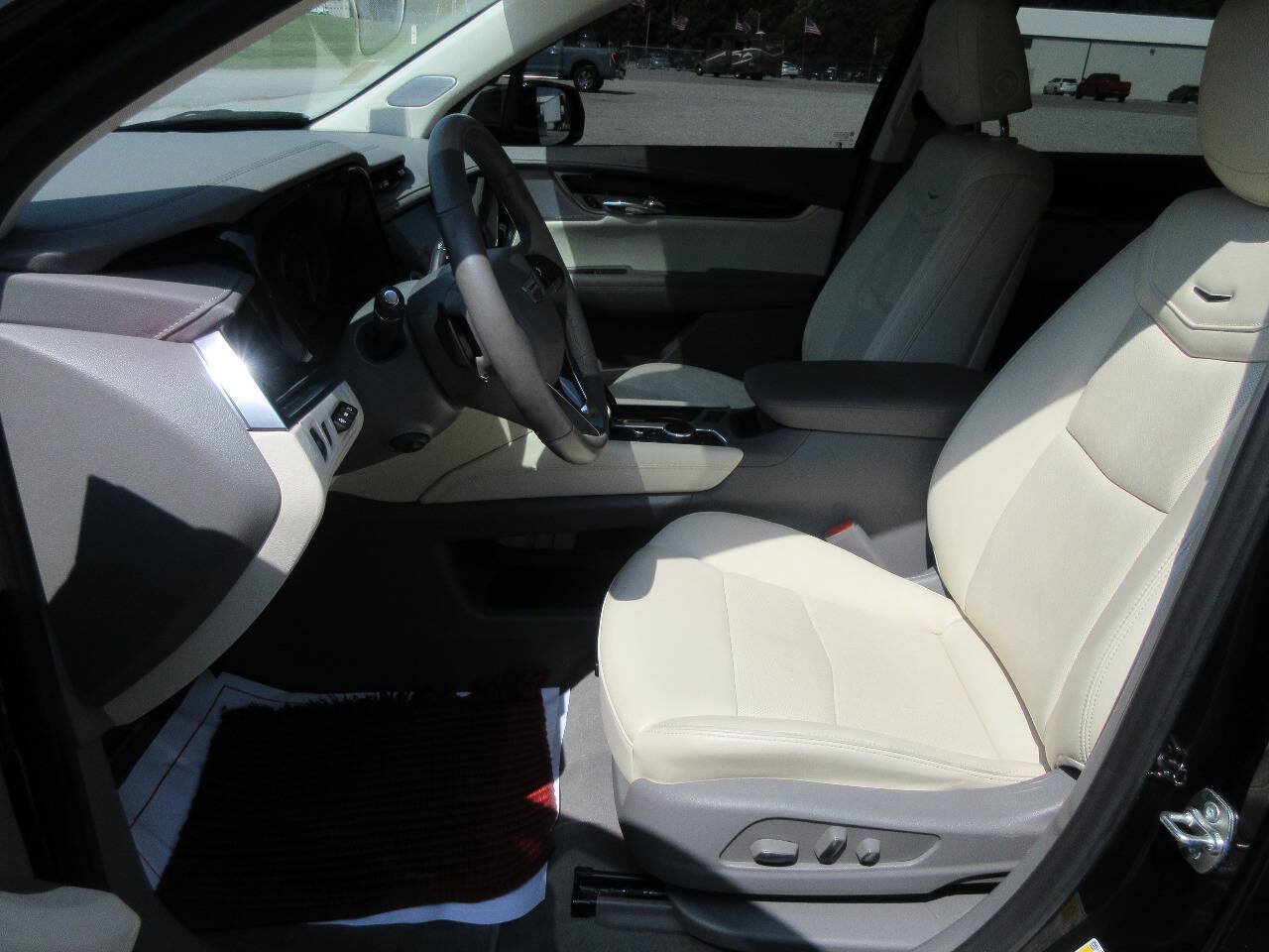 Used 2025 Cadillac XT6 Premium Luxury w/ Technology Package FWD image 13