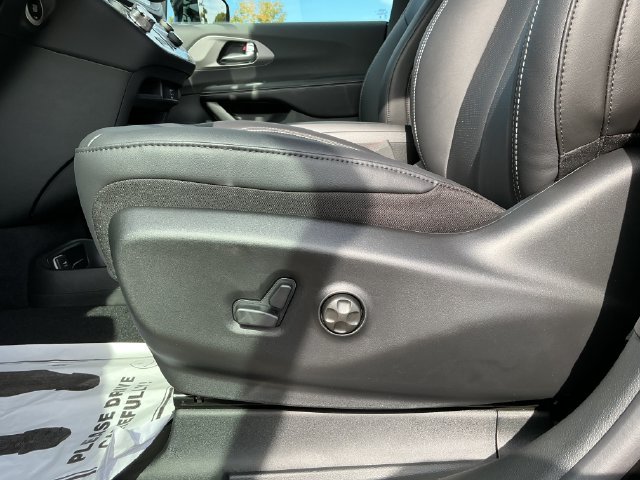 New 2027 Chrysler Pacifica Select FWD image 14