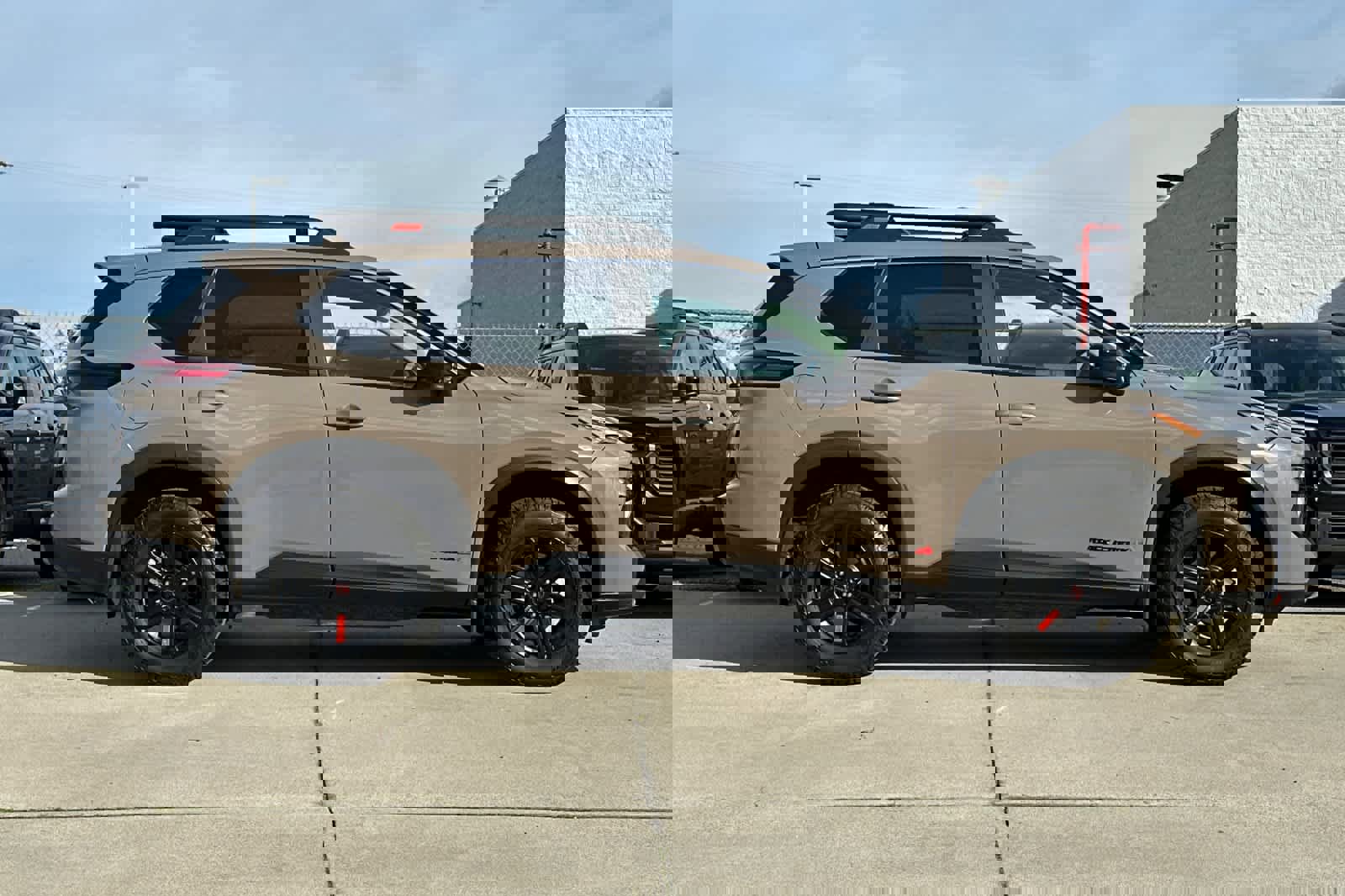 Used 2025 Nissan Rogue SV image 2