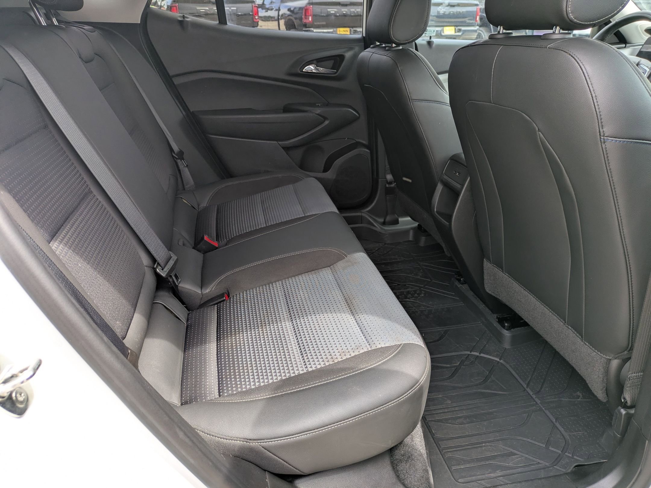 Used 2024 Chevrolet Trax LT w/ Sunroof Package FWD image 25
