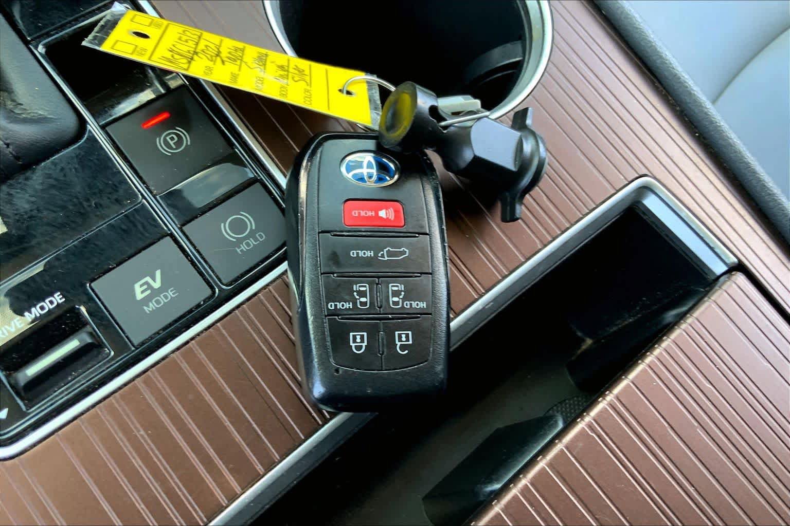Used 2021 Toyota Sienna XLE image 15