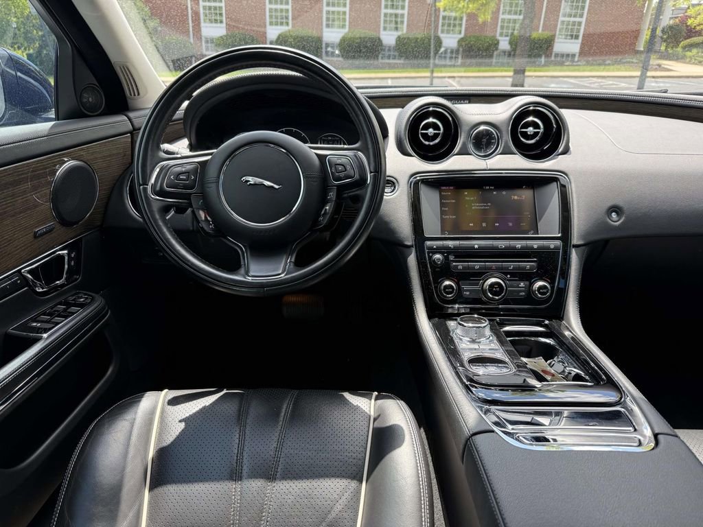 Used 2016 Jaguar XJ Supercharged RWD image 8