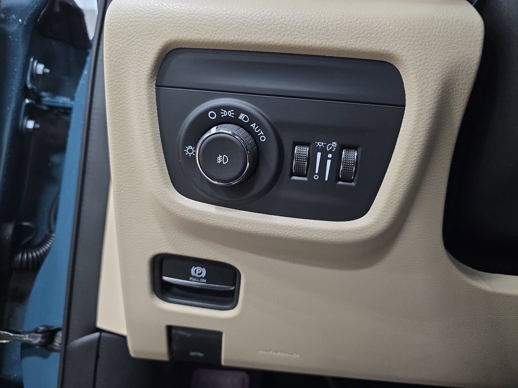 New 2026 Jeep Grand Cherokee Limited w/ Luxury Tech Group II AWD/4WD image 26