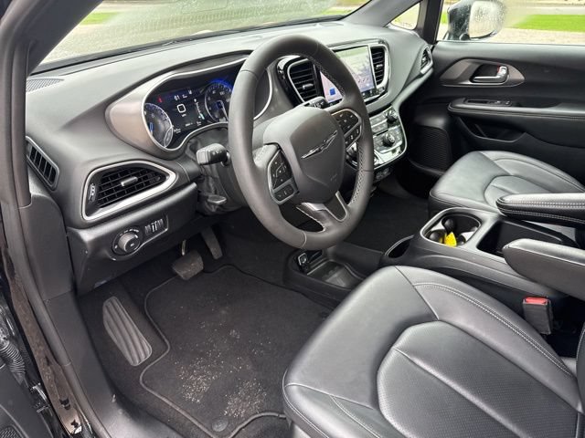 Used 2025 Chrysler Pacifica Select FWD image 23